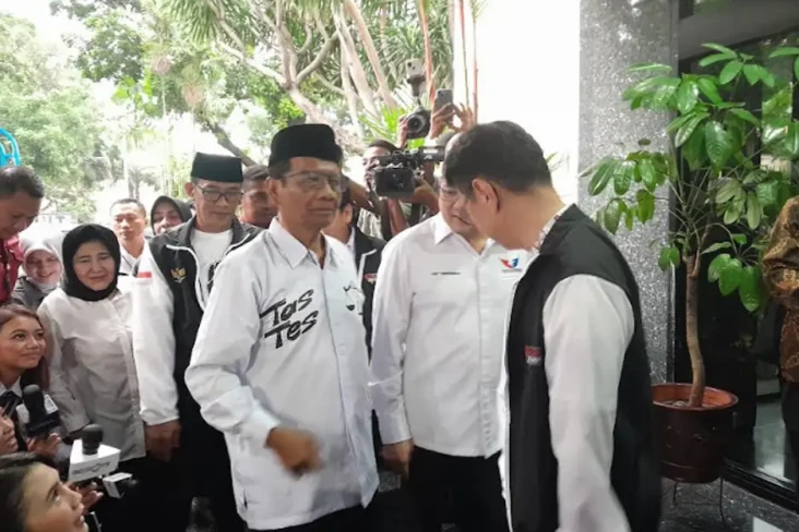 Kenakan Kemeja Bertuliskan...