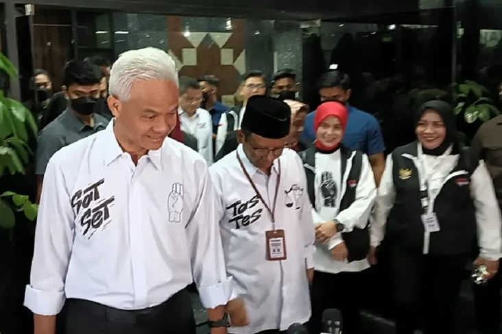 Ganjar-Mahfud Kenakan...
