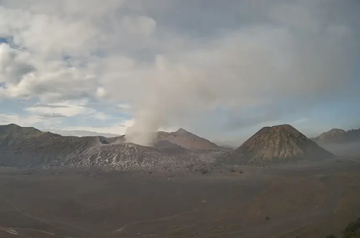 Awas! Gunung Bromo Keluarkan...