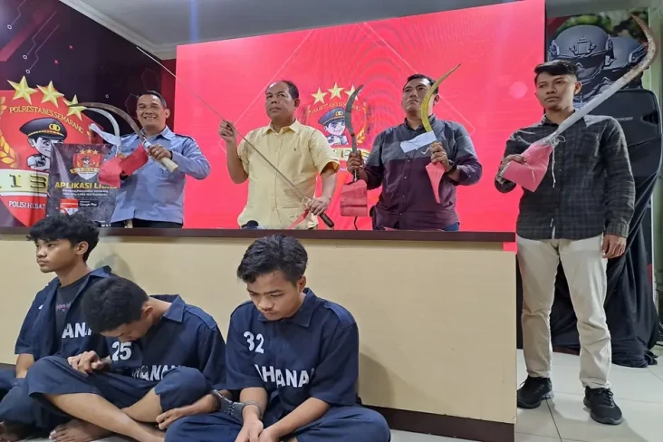 Garang Bawa Pedang Keliling...