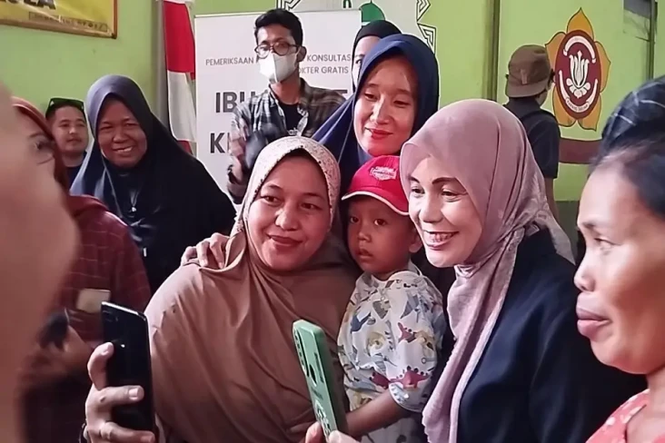 Siti Atikoh Sapa Warga...