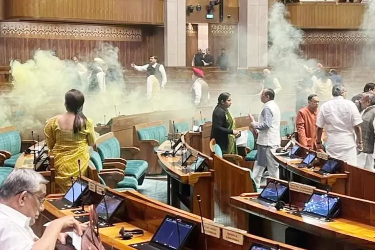 Penyusup Semprotkan...
