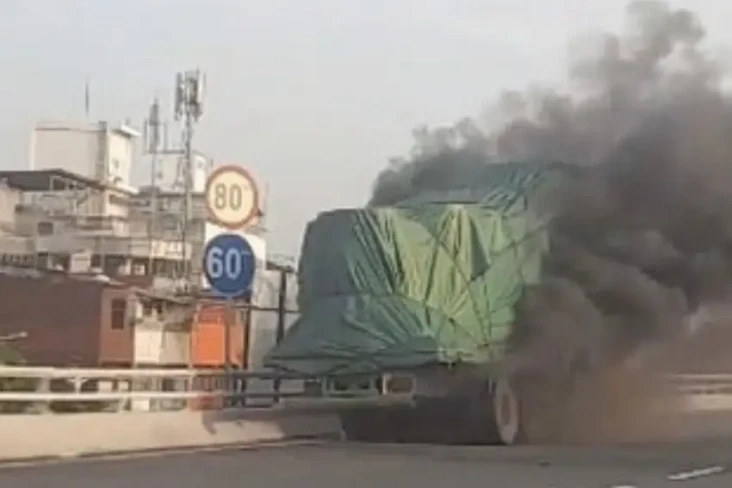 Ada Truk Terbakar di...