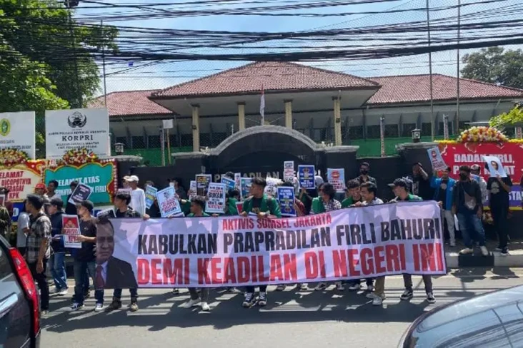 Massa Desak Hakim PN...