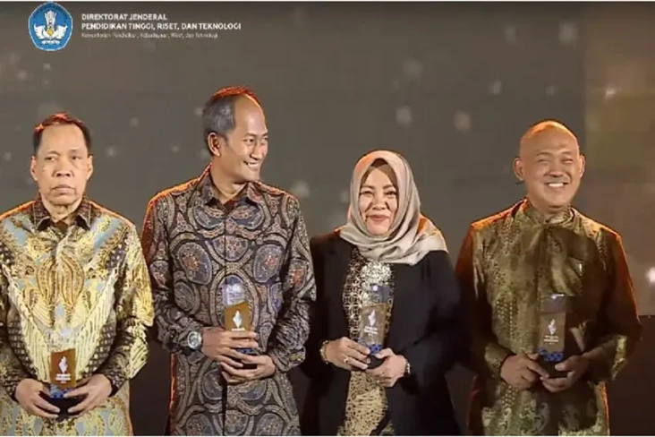 UNM Raih Penghargaan...