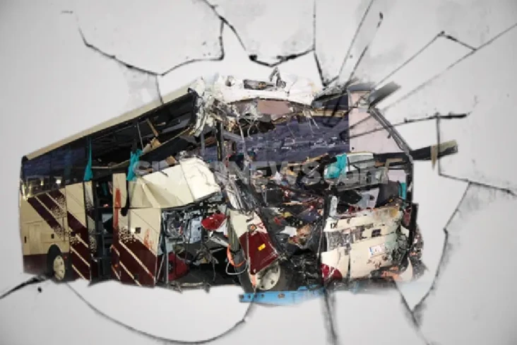 Bus Tabrak Pembatas...