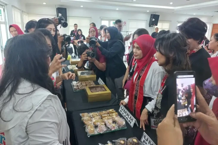 Siti Atikoh Hadiri Rakornas...