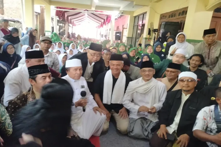 Sambangi Ponpes KH Sirojul...