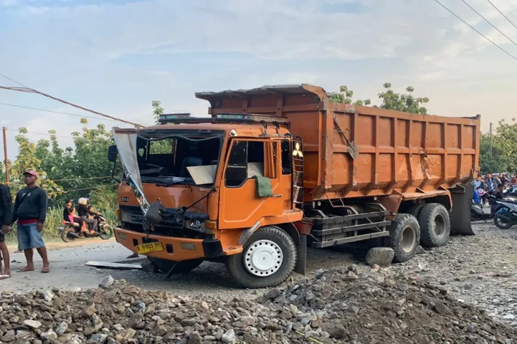Truk Terguling Timpa...