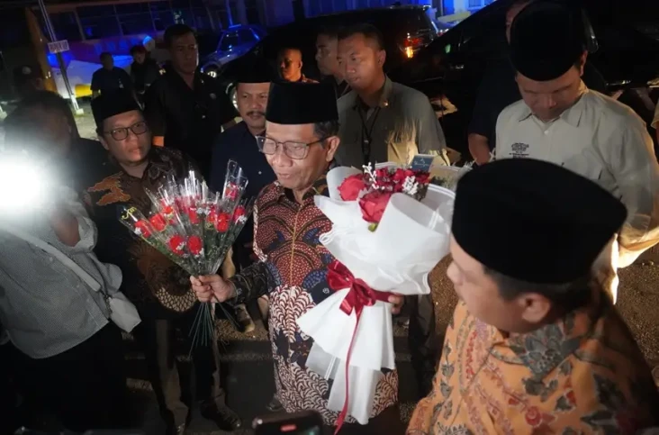 Mahfud MD Disambut dengan...