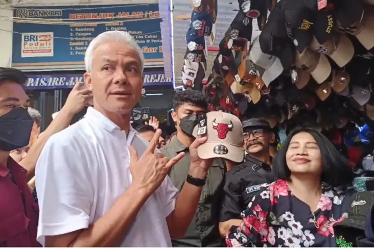 Beli Topi di Pasar Induk...