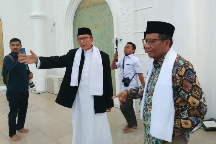 Momen Mahfud MD Diajak...