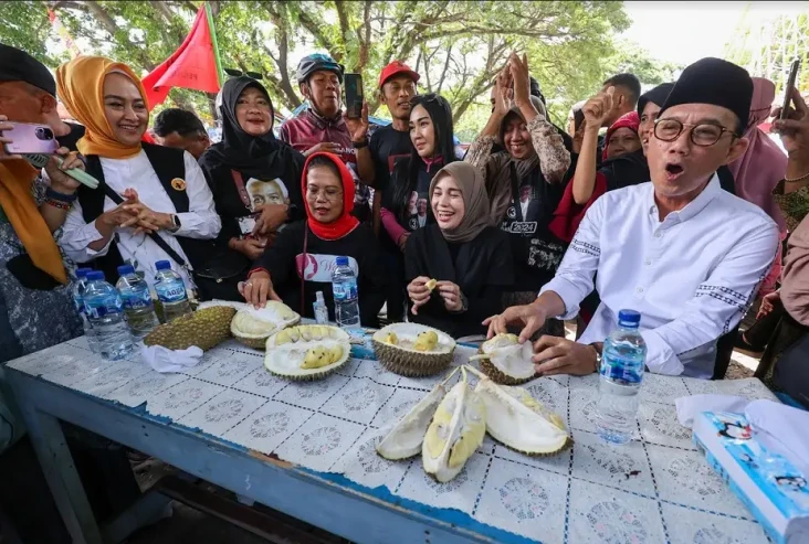 Siti Atikoh Makan Durian...
