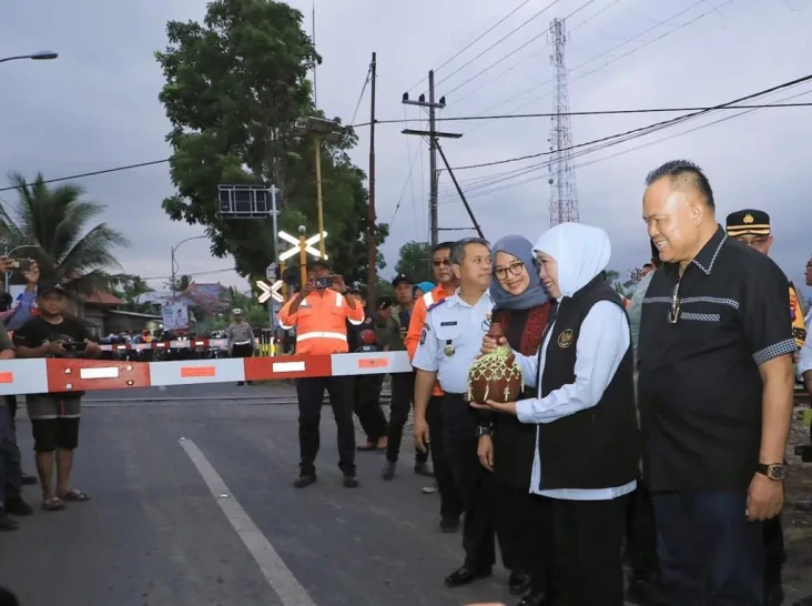 Gubernur Khofifah Resmikan...