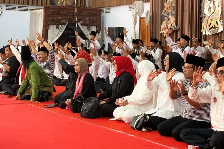 Kunjungi Pesantren Albadru...