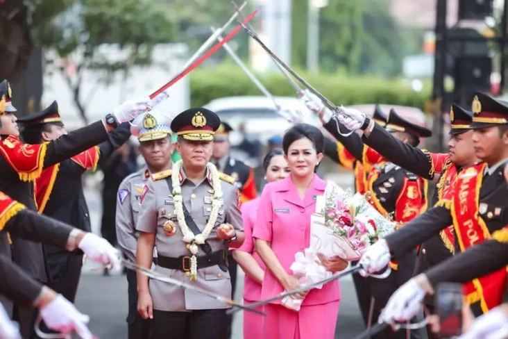 Karier Cemerlang Dewi...