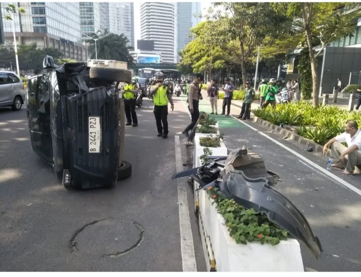 Mobil Terbalik di Jalan...