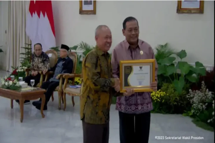 PPID UNJ Raih Penghargaan...