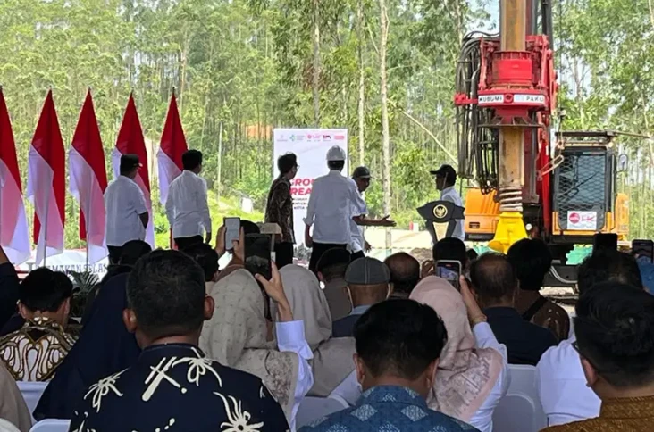 Presiden Jokowi Resmikan...