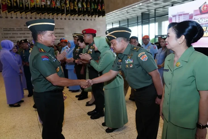 Panglima TNI Naikkan...