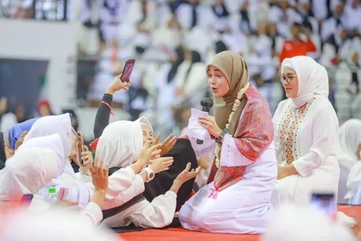 Warga Surabaya Kagumi...