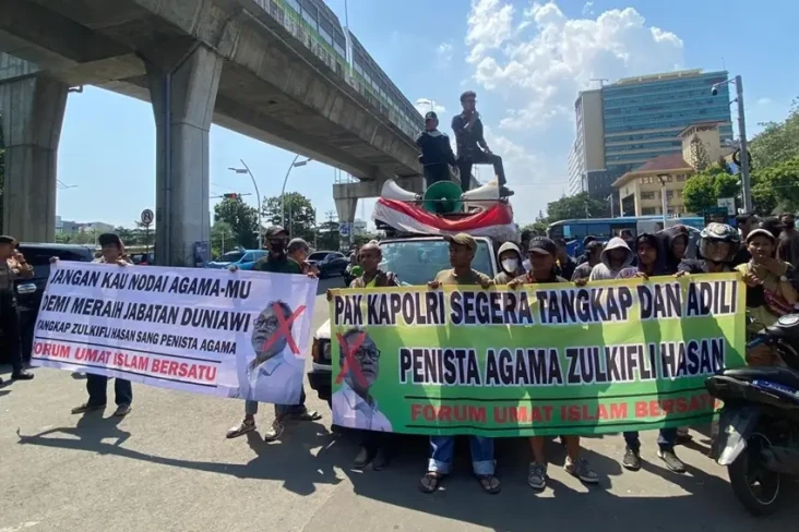 FUIB Demo di Depan Mabes...