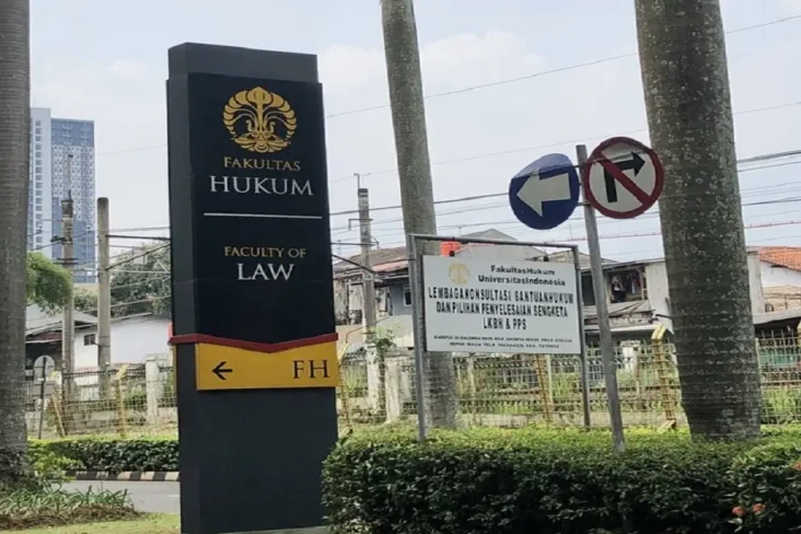23 Universitas dengan...