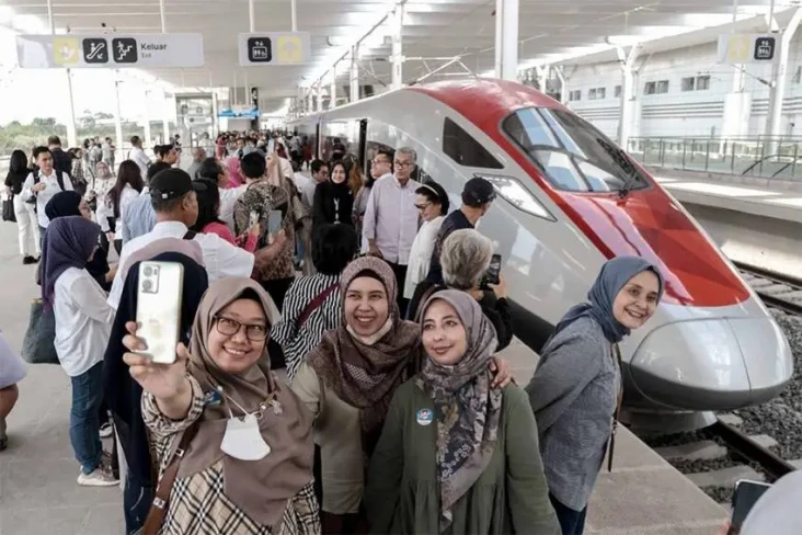 Kereta Cepat Whoosh...