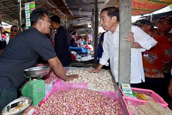 Kunjungi Pasar Waru...