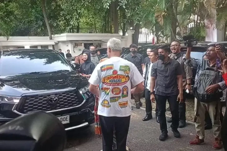 Ganjar kenakan Kaus...