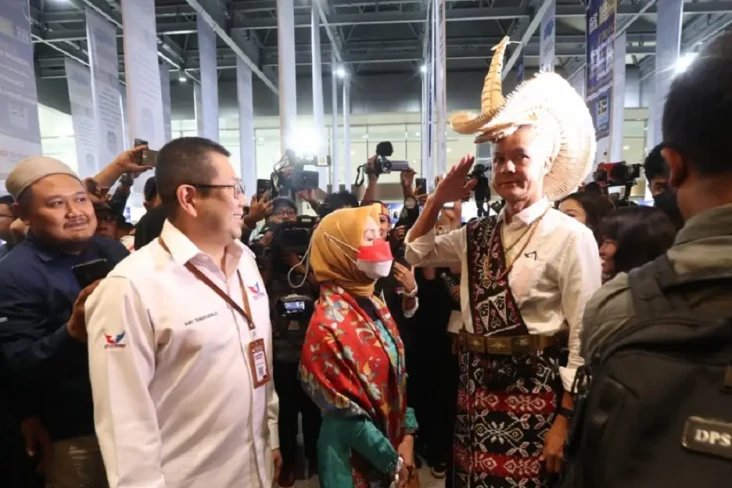 Makna dan Sejarah Topi...