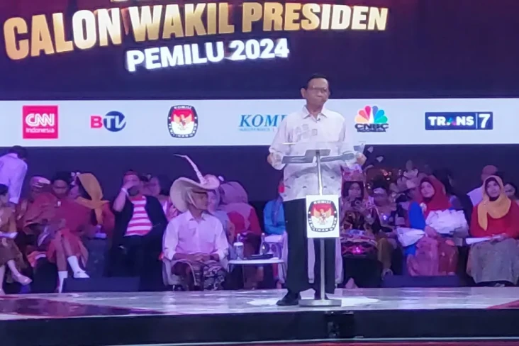Mahfud MD Ganti Baju...