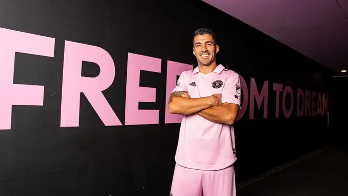 Luis Suarez Resmi Gabung...