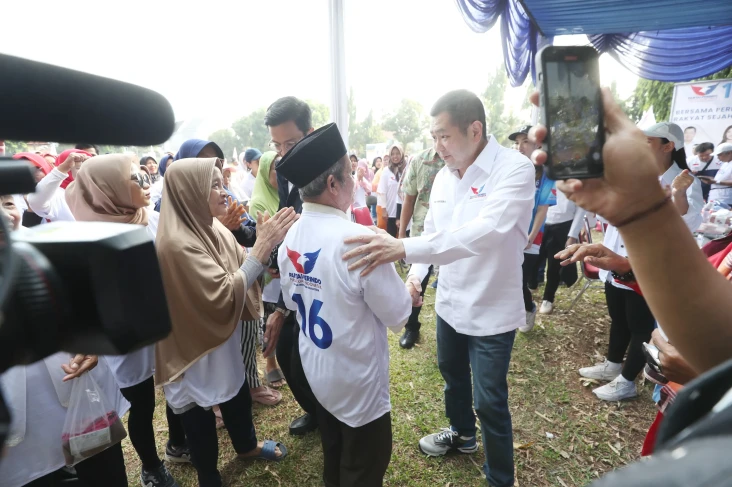 Hadiri Acara Bazar dan...