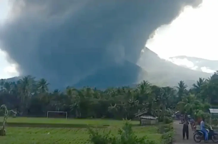 Erupsi Gunung Lewotobi...