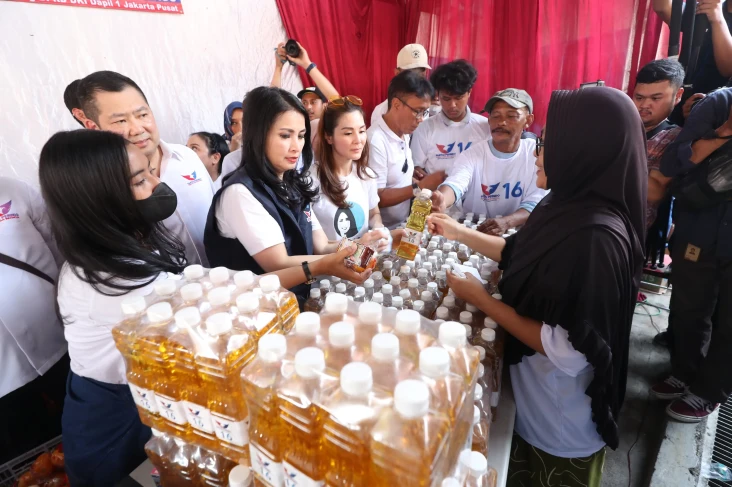 Peringati Hari Ibu,...