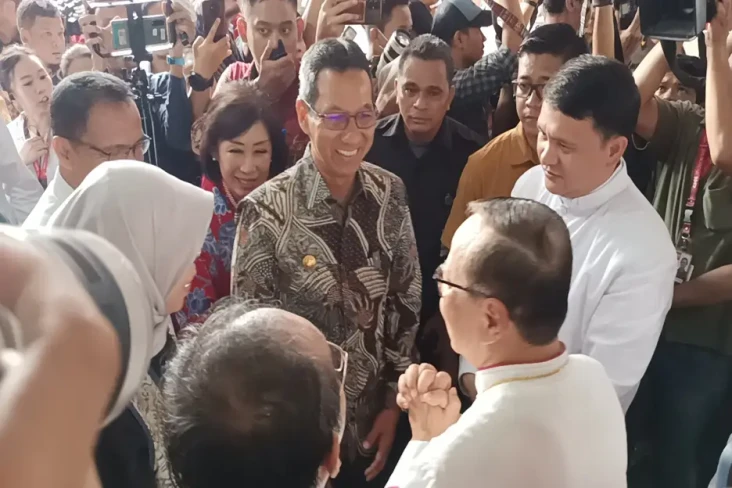 Datangi Gereja Katedral...