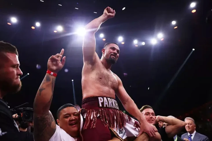Kalahkan Deontay Wilder,...