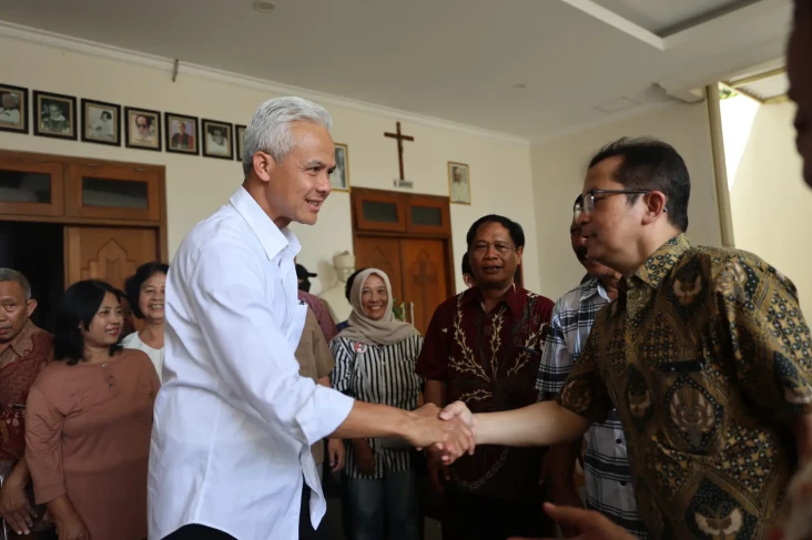 Kunjungi Misa Natal...