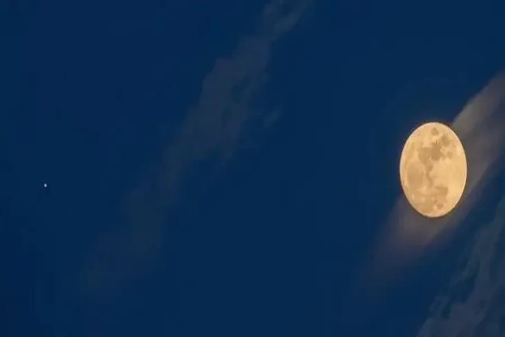 Istimewa, Bulan Purnama...