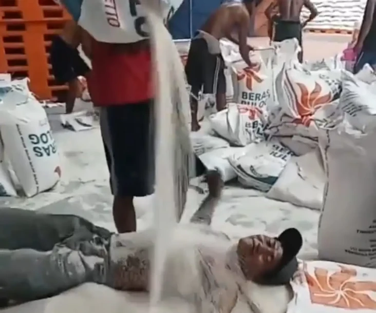 Viral Pria Tanpa Baju...