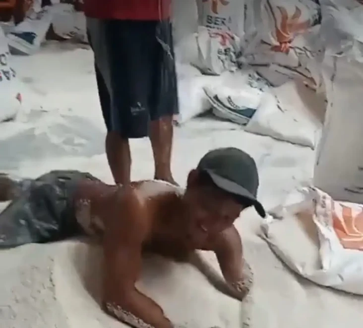 Viral Pria Tanpa Baju...