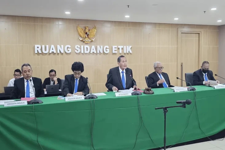 Firli Bahuri Disanksi...