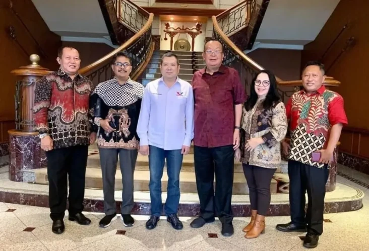 HT Berdiskusi dengan...