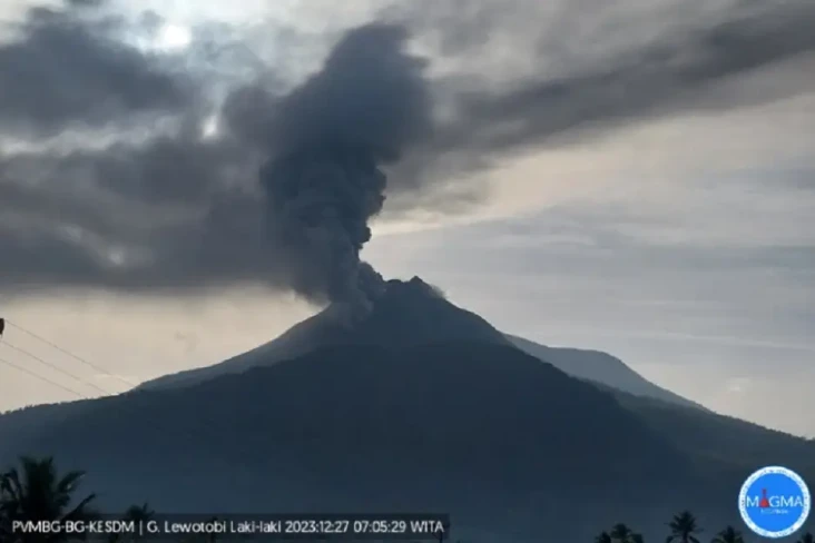 Gunung Lewotobi Laki-laki...