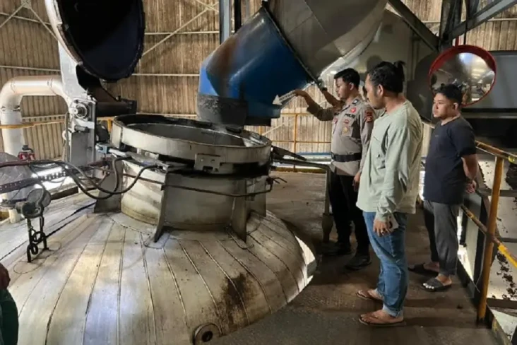 Ngeri, Pekerja Kelapa...