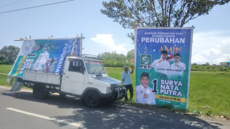 Baliho Bertebaran, Masyarakat...