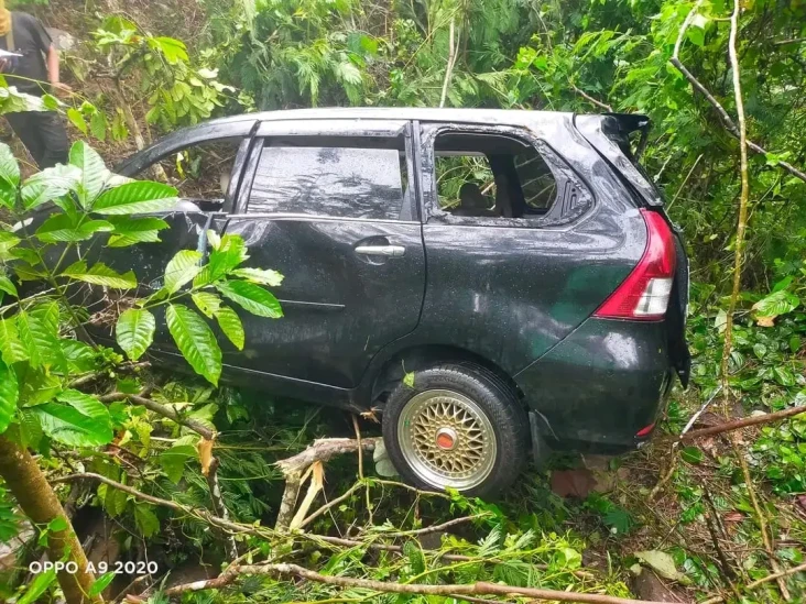 Mobil Avanza Terjun...