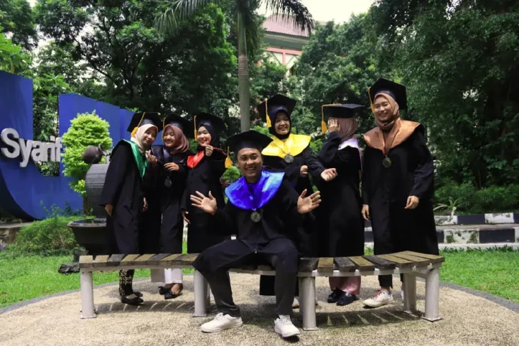 3 Wisudawan UIN Jakarta...