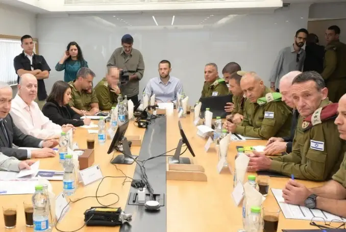 Netanyahu Larang Menhan...